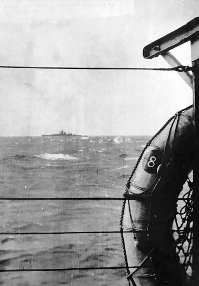 尚未沉没前的俾斯麦号，舰桥及舰身清晰可见。