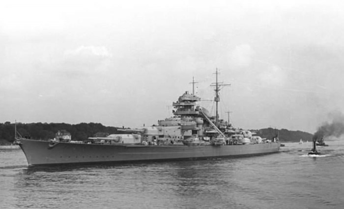 俾斯麦号不敌英国皇家海军数量占优舰只的攻击而沉没。