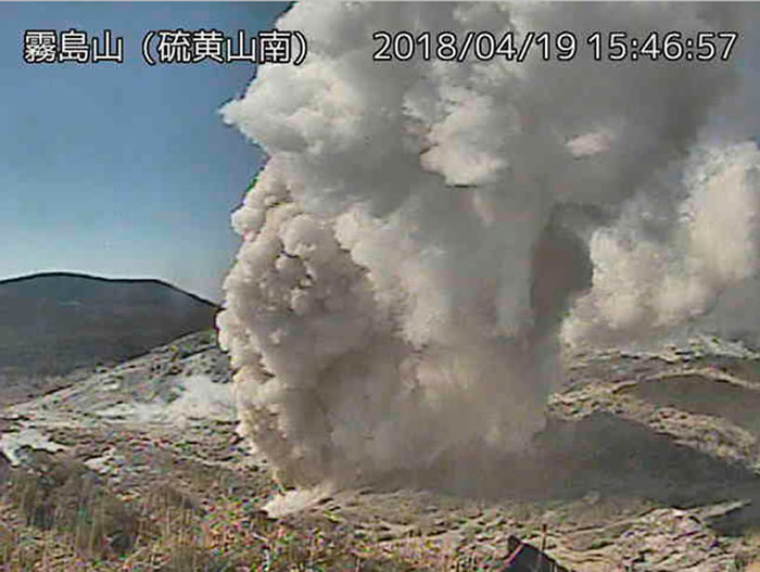 沉寂了250年的日本九州雾岛火山群硫黄山喷发