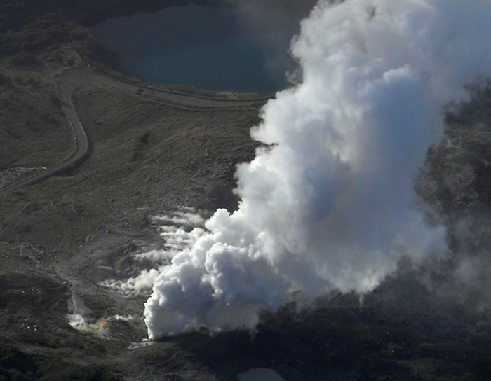 沉寂了250年的日本九州雾岛火山群硫黄山喷发
