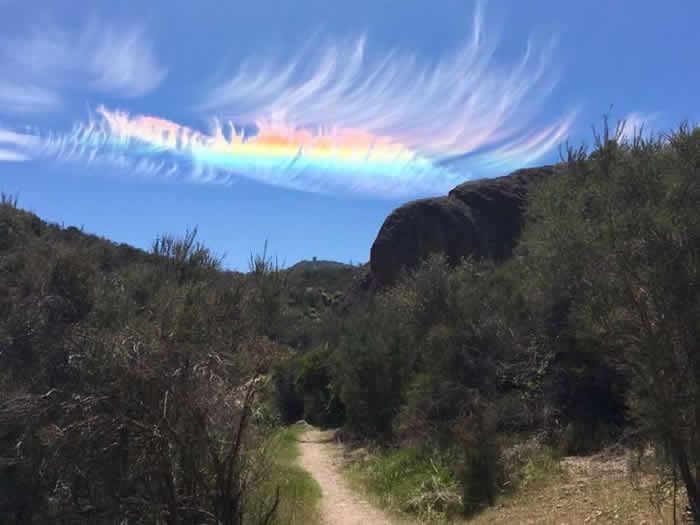 美国加州萨利纳斯山谷东部顶尖国家公园超罕见“火彩虹”(Fire Rainbow)“日承”现象