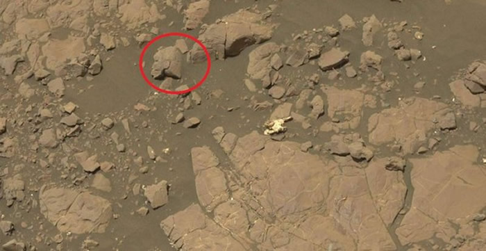 NASA好奇号在火星表面拍到造型类似古埃及女战士的奇怪石像
