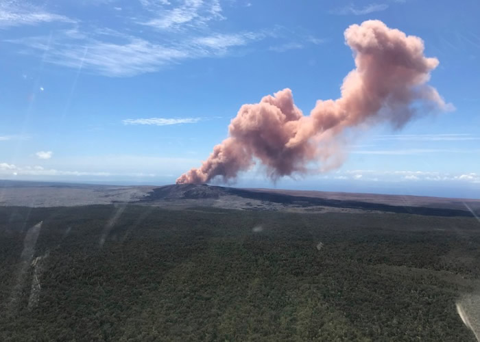 美国夏威夷岛基拉韦厄火山持续喷发