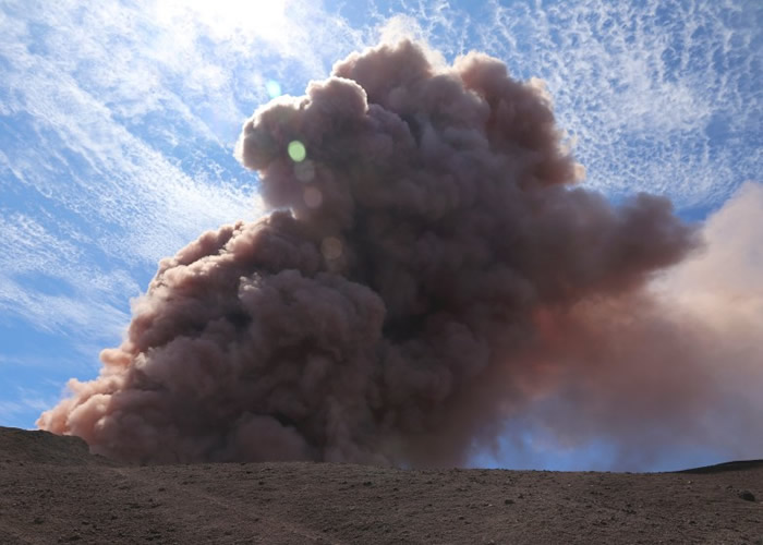 美国夏威夷岛基拉韦厄火山持续喷发