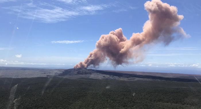 美国夏威夷基拉韦厄火山出现新的火山裂缝