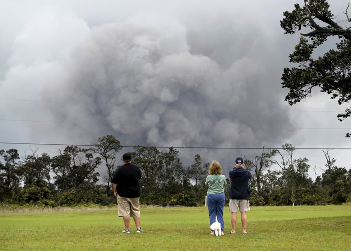 美国夏威夷大岛基拉韦厄火山17日再度喷发 火山灰冲上9100米高空