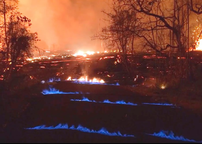 火山开始释出甲烷，并产生蓝色火焰。