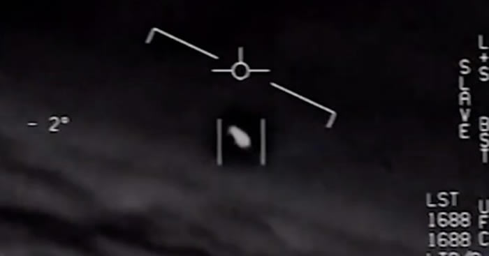 14年前美国尼米兹航母战斗群遇白色椭圆UFO 巡洋舰雷达曾多次捕捉到异常物体