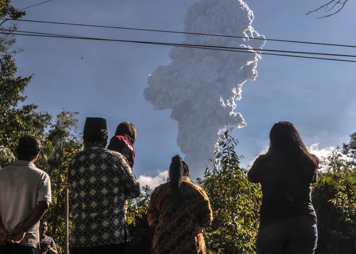 印尼爪哇岛的默拉皮火山喷发 火山灰喷至6公里高