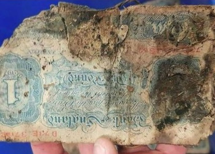 英国布赖顿建筑工人施工时意外掘出天价二战时期纸币