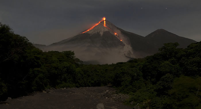 危地马拉火地岛（富埃戈）火山再次变得活跃