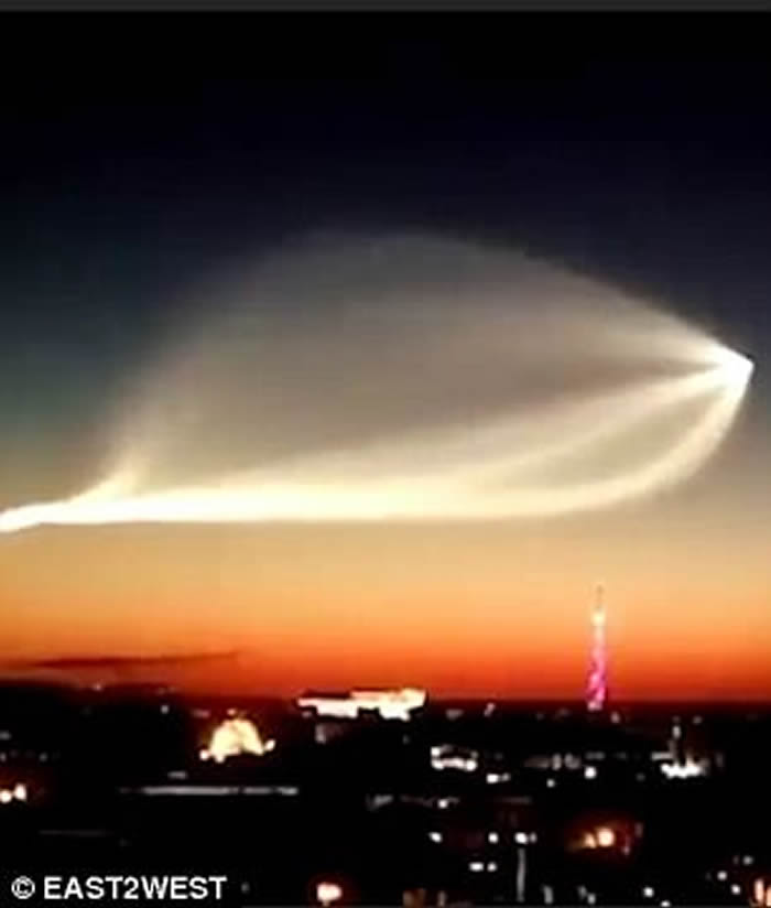 俄罗斯西部夜空现巨大白色光影 难道是UFO来袭？