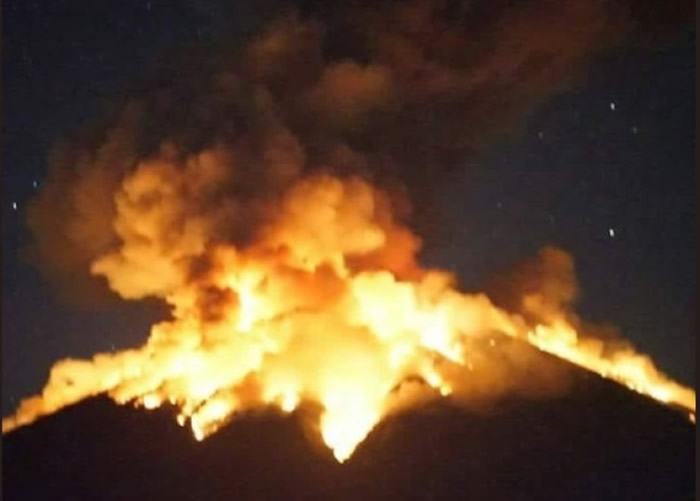 阿贡火山喷出大量岩浆。