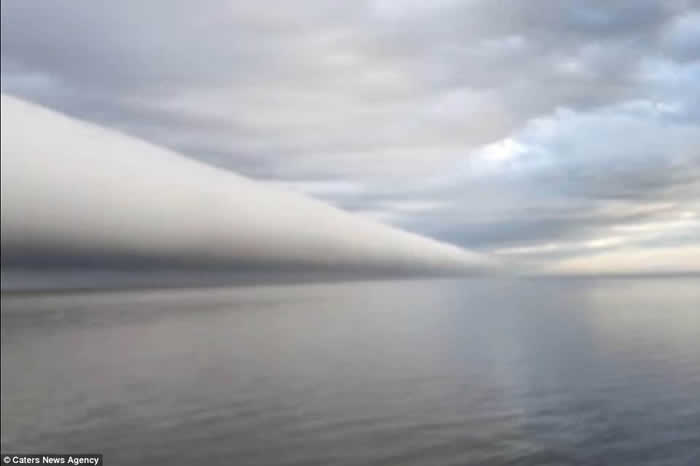 新奥尔良海面上方看到的卷轴云