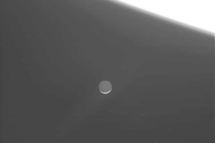 在9月14日发布的卡西尼号影像中，可以看到土卫二在明亮土星的照耀下，呈现出细细的新月形状。 PHOTOGRAPH BY NASA, JPL-CALTECH, S