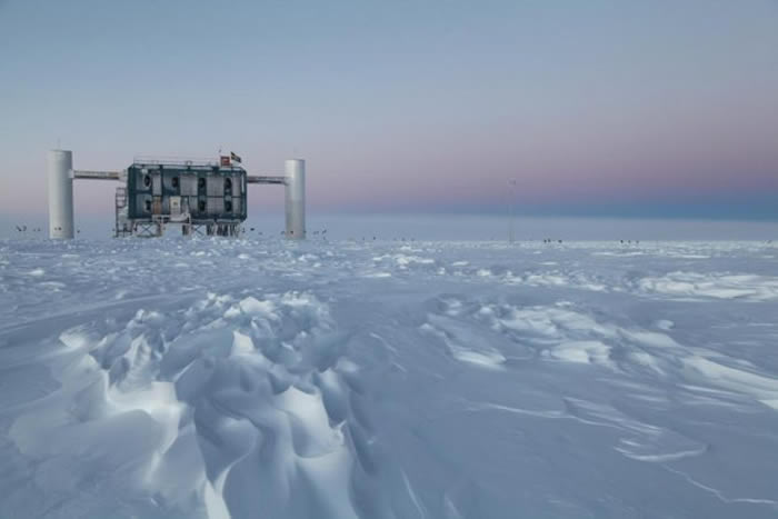 冰立方（IceCube）天文台是全世界首屈一指的微中子侦测站，座落在南极洲阿曼森史考特南极站（Amundsen-Scott South Pole Station