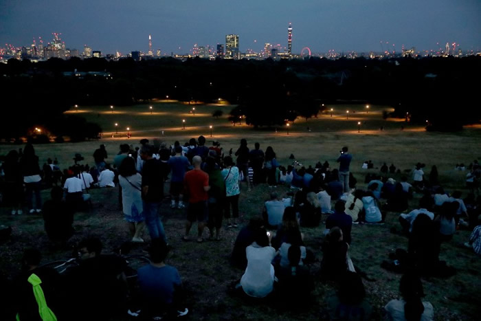 伦敦市民到摄政公园附近，欣赏罕有的天文奇景。