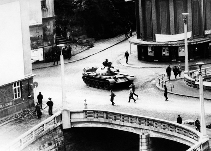 苏联派出坦克入城，对付示威者。