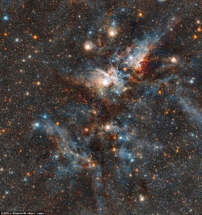 欧洲南方天文台展示银河系船底座星云中的新生恒星