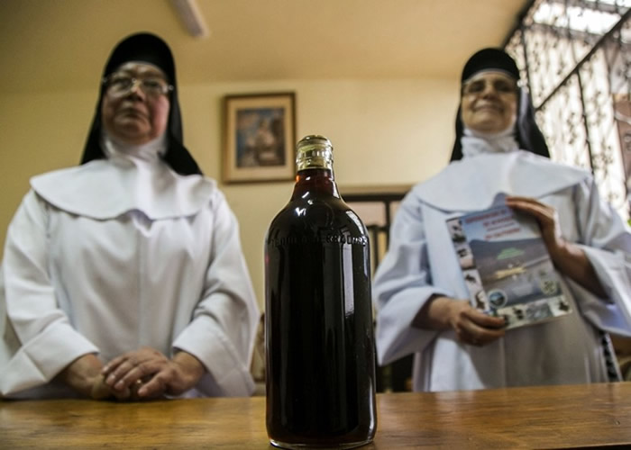 修女会将钝口螈熬成药水，医治贫血症和胸口感染。
