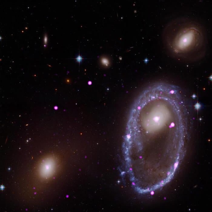 这张影像是由哈伯和钱卓（Chandra）太空望远镜所拍摄的照片合成，右侧的环形星系称为AM 0644-741，或是林赛－夏普力环（Lindsay-Shapley