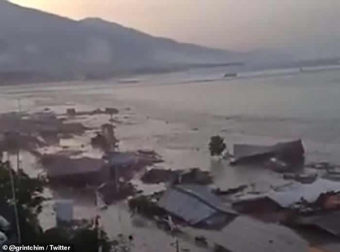 印尼苏拉威西岛大地震引发海啸侵袭