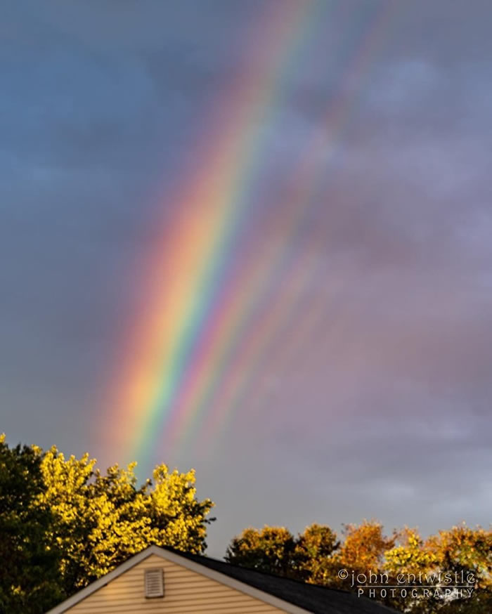 美国摄影师约翰·安特韦斯特在新泽西拍摄到异乎寻常的彩虹照片