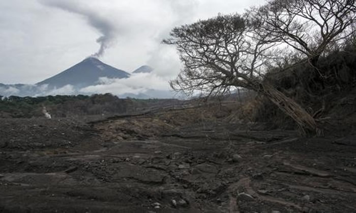 富埃戈火山再度爆发，图为火山6月时爆发情况。