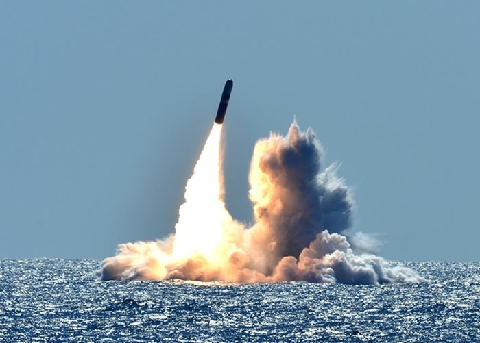 美军战略核潜艇发射潜射弹道导弹。