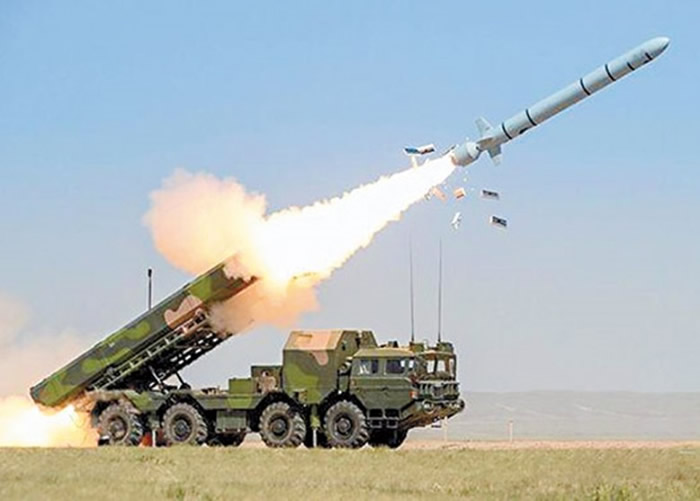 中国解放军发射长剑10陆基巡航导弹。
