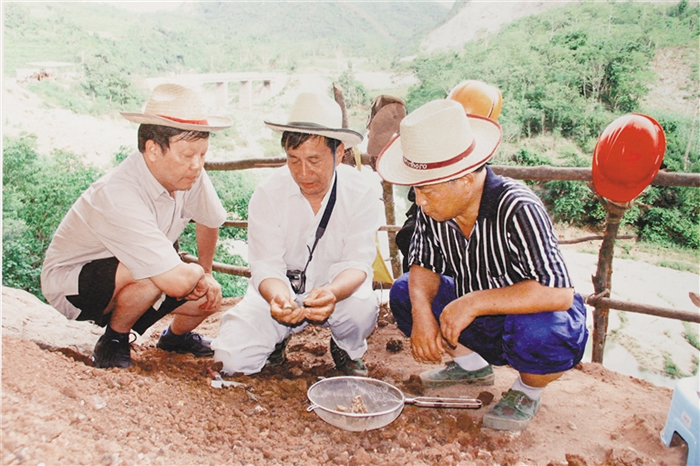 2006年，昌江信冲洞动物化石发掘现场。陈若龙 翻拍