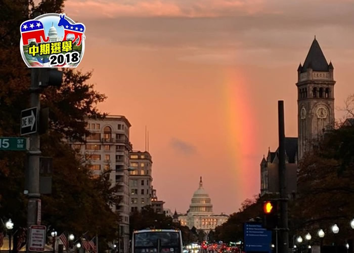 美国华盛顿选民步出票站拍下美丽夕阳彩虹