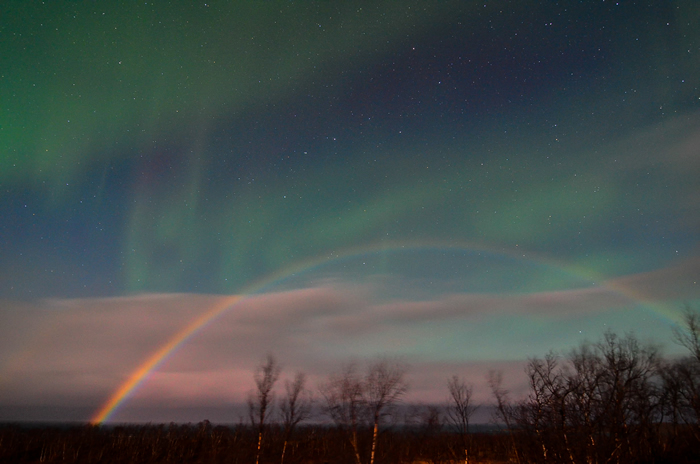 瑞典拉普兰的阿比斯库捕捉到最罕见地球大气现象：北极光和月亮彩虹