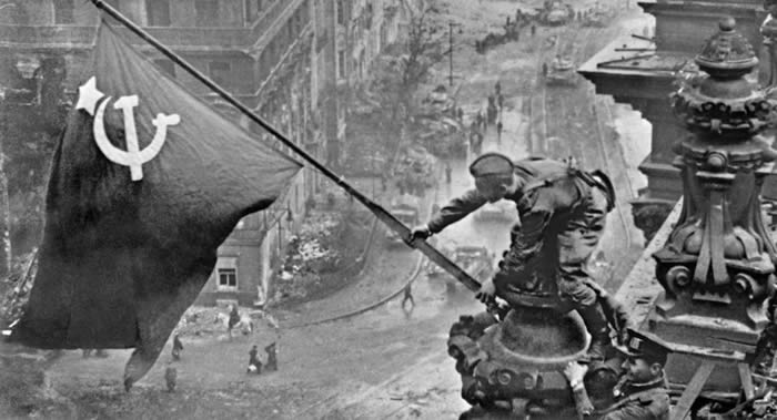 苏联英雄之女讲述二战攻克柏林时父亲如何把胜利红旗插上纳粹德国国会大厦