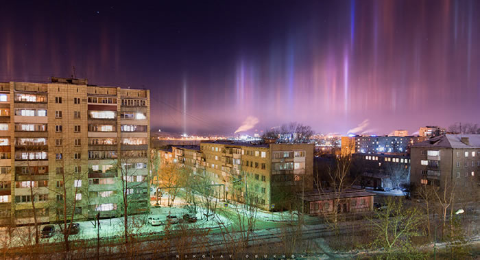 俄罗斯下塔吉尔市上空出现的彩色光柱是空气中冰晶反射路灯造成