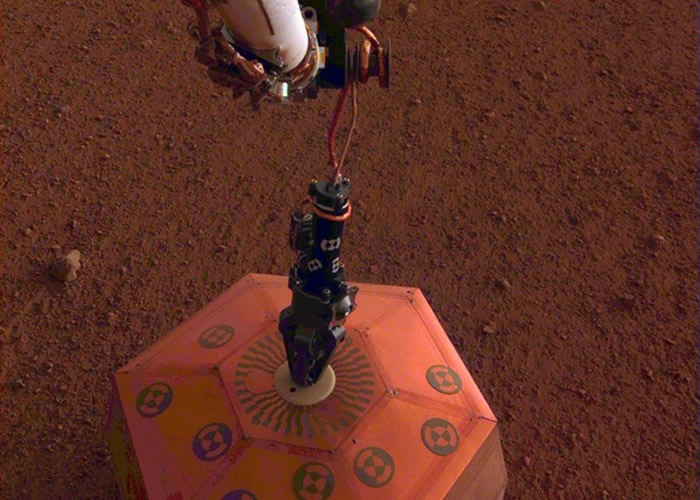 洞察号于火星表面上安装地震仪。