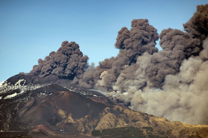 意大利埃特纳火山喷发 造成130次地震