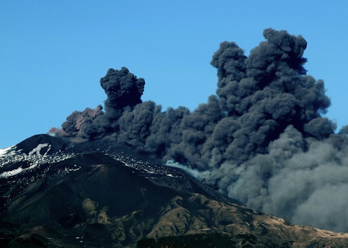 埃特纳火山爆发录130次地震 附近机场关闭