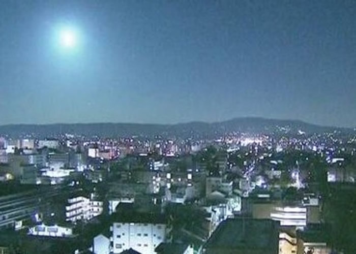 奈良的监测镜头拍得的火球，光如月亮。
