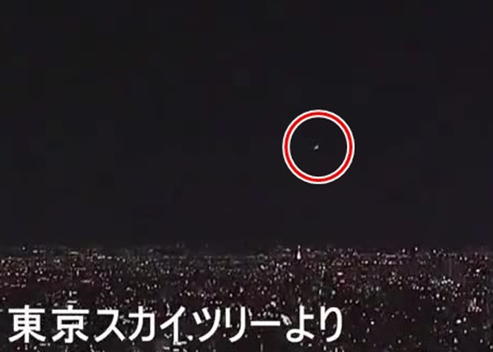 东京晴空塔顶的镜头也拍得火球（红圈）。