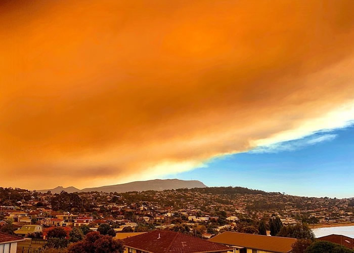 澳洲塔斯马尼亚霍巴特市山林大火失控 天空染成“末日红”