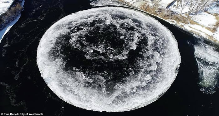外星人降落？美国缅因州河道罕见奇观 水面上直径近百公尺巨型冰盘不断自转