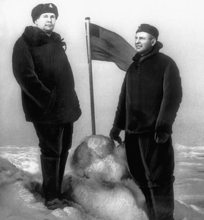 “列宁共青团员号”核潜艇指挥官列夫·朱利佐夫和副指挥官阿·希图尔马诺夫在他们插在北极的旗帜旁