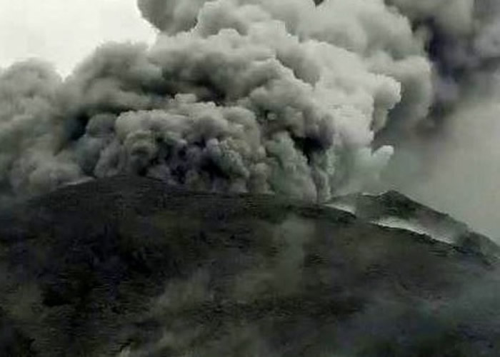 日本九州鹿儿岛县的口永良部岛火山爆发 火山灰冲上500米高空