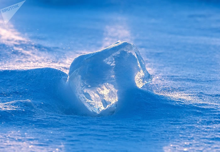 俄罗斯卡雷利阿居民看到罕见的自然现象——奥涅加湖冻住的浪花