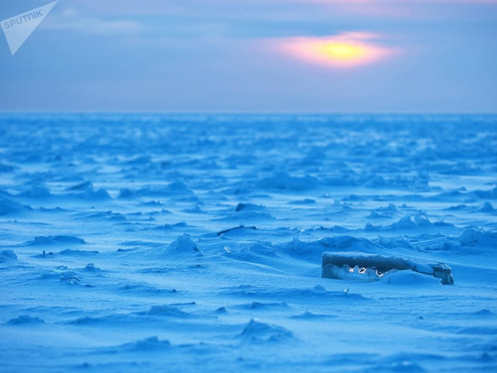 俄罗斯卡雷利阿居民看到罕见的自然现象——奥涅加湖冻住的浪花