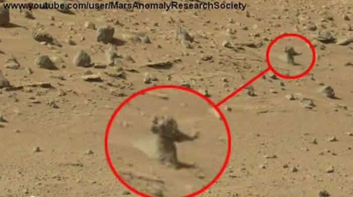火星惊见黑色房子、外星人基地 NASA前员工称看到2个穿着太空衣的外星人在火星上走动