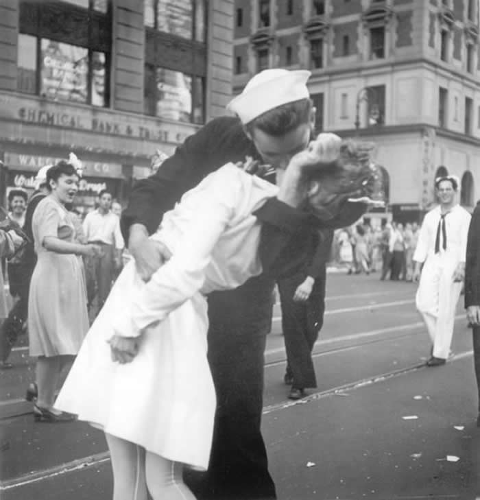 二战胜利在美国纽约时报广场热吻护士 “胜利之吻”水兵George Mendonsa95岁离世