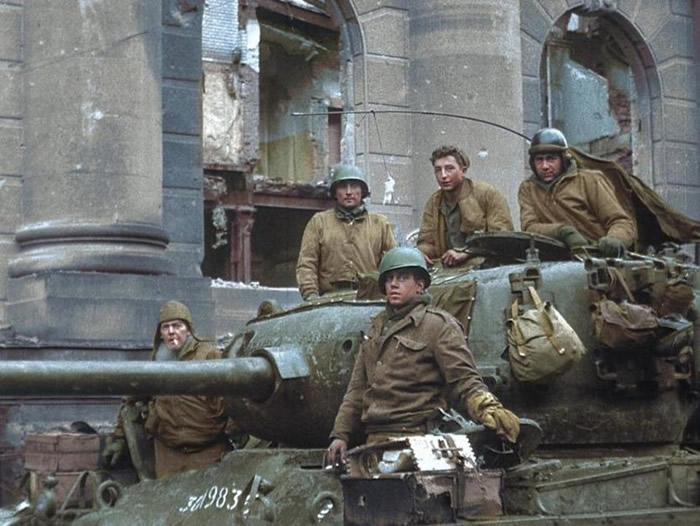 斯莫耶（上中）在科隆教堂坦克战立下大功。