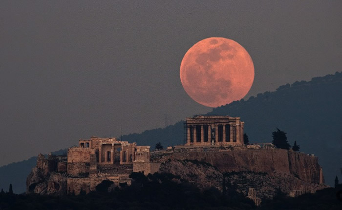 希腊古城上空出现超级月亮。